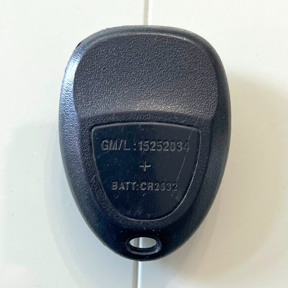2005-2012 GM OEM / 4-Button Keyless Entry Remote / PN: 15252034 - Picture 2 of 4